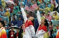 北京五輪ビーチバレー・女子で金メダルを獲得し表彰台で歓喜するミスティー・メイ・トリーナー（右）とケリー・ウォルシュ。（2008年8月21日撮影）(c)AFP/THOMAS COEX