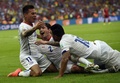 サッカーW杯ブラジル大会（2014 World Cup）グループB、スペイン対チリ。前半20分に先制点を決め、チームメートと歓喜するチリのエドゥアルド・バルガス（Eduardo Vargas、左、2014年6月18日撮影）。(c)AFP/LLUIS GENE