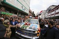 イラクの首都バグダッドで、殺害されたイラン革命防衛隊のガセム・ソレイマニ司令官のひつぎを運ぶ車の周囲に集まった人々（2020年1月4日撮影）。(c)AFP/SABAH ARAR