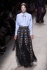フランス・パリ市内で発表された「ヴァレンティノ（VALENTINO）」14年春夏コレクション（2013年10月1日撮影）。(c)AFP/PATRICK KOVARIK