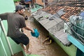 インドネシア・ジャカルタのジャティネガラ地区で、洪水から避難しようとする住民（2025年3月4日撮影）。(c)BAGUS SARAGIH / AFP