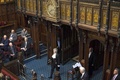 女性として初めて黒杖（こくじょう）官に就任したサラ・クラークさん（中央）。英ロンドンの議会上院で（2018年2月20日撮影）。(c) AFP PHOTO / POOL / Victoria Jones