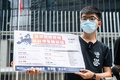 香港議会前で、中国による国家安全法導入の決定に対し欧州指導者らに行動を求める民主活動家の黄之鋒（ジョシュア・ウォン）氏（2020年6月3日撮影）。(c)Anthony WALLACE / AFP