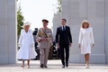 Dデー80年の記念式典に出席した（左から）英国のカミラ王妃とチャールズ国王、フランスのエマニュエル・マクロン大統領、ブリジット・マクロン氏。仏ノルマンディーで（2024年6月6日撮影）。(c)Gareth Fuller / POOL / AFP