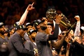 15-16NBAファイナル第7戦、ゴールデンステイト・ウォリアーズ対クリーブランド・キャバリアーズ。優勝トロフィーを掲げ歓喜するクリーブランド・キャバリアーズのレブロン・ジェームズ（中央、2016年6月19日撮影）。(c)AFP/Getty Images/Ezra Shaw