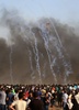 パレスチナ自治区のガザ市東部にあるイスラエルとの境界沿いで起きた衝突で、イスラエル軍が放った催涙ガス弾を見るデモ参加者（2018年9月28日撮影）。(c)SAID KHATIB / AFP