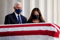 米首都ワシントンの最高裁判所で、ルース・ベイダー・ギンズバーグ判事のひつぎのそばに立ち、同判事を追悼するマイク・ペンス副大統領（左）とカレン夫人（右、2020年9月23日撮影）。(c)Alex Brandon / POOL / AFP