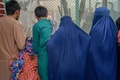 アフガニスタンのカブール動物園で動物を見る人々（2021年9月17日撮影）。(c)BULENT KILIC / AFP