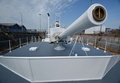 英南部ポーツマスにある乾ドックで、修復作業を受ける軍艦「HMS M33 ミナーバ」の艦砲（2015年4月16日撮影）。(c)AFP/GLYN KIRK
