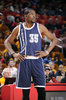 14-15NBA、ヒューストン・ロケッツ（Houston Rockets）対オクラホマシティ・サンダー（Oklahoma City Thunder）。試合再開を待つオクラホマシティ・サンダーのケビン・デュラント（Kevin Durant、2015年1月15日撮影）。(c)AFP/Getty Images/NBAE/Bill Baptist