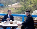 韓国と北朝鮮の軍事境界線上の板門店で会談する韓国の文在寅（ムン・ジェイン）大統領（左）と北朝鮮の金正恩（キム・ジョンウン）朝鮮労働党委員長（2018年4月27日撮影）。(c)AFP PHOTO / Korea Summit Press Pool / Korea Summit Press Pool