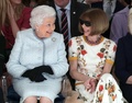 英ロンドンで開催されたロンドン・ファッションウィークで、リチャード・クイン氏のショーを観覧するエリザベス女王（左）とファッション誌「ヴォーグ」米国版のアナ・ウィンター編集長（2018年2月20日撮影）。(c)AFP PHOTO / POOL / Yui Mok