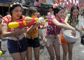 タイの首都バンコク（Bangkok）で12日、翌日から始まるタイ正月ソンクラーン（Songkran）を前に、通行人らが互いに水を掛け合って新年を祝う水掛け祭り「ソンクラーン・フェスティバル（Songkran Festival）」が開催された。

写真は、旅行者でにぎわうカオサン（Khao San）通りで、水を掛け合う地元の少女ら（2012年4月12日撮影）。(c)AFP/PORNCHAI KITTIWONGSAKUL