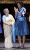 ロンドンのロイヤル・オペラ・ハウス（Royal Opera House）を訪れたミシェル・オバマ（Michelle Obama）米大統領夫人（左）とインドのグルシャラン・カウル（Gursharan Kaur）首相夫人（2009年4月2日撮影）。(c)AFP/WPA /JOEL RYAN