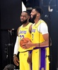 米カリフォルニア州エルセグンドでメディアデーの写真撮影に臨むロサンゼルス・レイカーズのレブロン・ジェームズ（奥）とアンソニー・デイビス（2019年9月27日撮影）。(c)Frederic J. BROWN / AFP