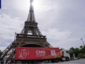 エッフェル塔を通過するCMGの中継車（2024年7月8日提供）。(c)CGTN Japanese