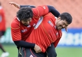 16日にハミルトン（Hamilton）で行われる2011年ラグビーW杯ニュージーランド大会（Rugby World Cup 2011）1次リーグA組第2戦でニュージーランド代表（オールブラックス）と対戦する日本代表が15日、最終調整を行った。

練習で笑顔を見せる堀江翔太（Shota Horie）と畠山健介（Kensuke Hatakeyama、2011年9月15日撮影）。(c)AFP/WILLIAM WEST