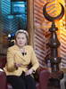 トルコ・首都アンカラ（Ankara）の米国大使館でテレビ出演するヒラリー・クリントン（Hillary Clinton）米国務長官（2009年3月7日撮影）。(c)AFP/OSMAN ORSAL