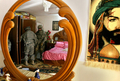 2008年1月16日、イラク・バグダッド（Baghdad）で、一般住宅内で武装組織の容疑者の捜索を行う米軍兵士。(c)AFP/JEWEL SAMAD