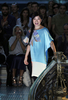 フランス・パリ市内で発表された「ツモリチサト（TSUMORI CHISATO）」12年春夏コレクションのフィナーレに登場したデザイナー（2011年10月1日撮影）。(c)AFP/FRANCOIS GUILLOT