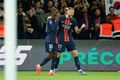 24-25フランス・リーグ1第4節、パリ・サンジェルマン対スタッド・ブレスト。同点ゴールを決め、ミラン・シュクリニアル（右）と喜ぶパリ・サンジェルマンのウスマン・デンベレ（2024年9月14日撮影）。(c)GEOFFROY VAN DER HASSELT / AFP