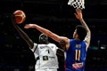 FIBAバスケットボール・ワールドカップ、1次ラウンド・グループM、南スーダン対フィリピン。試合に臨む南スーダンのヌニ・オモット（左、2023年8月31日撮影）。(c)JAM STA ROSA / AFP