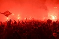サッカーW杯カタール大会、3位決定戦、クロアチア対モロッコ。クロアチアの首都ザグレブで勝利を喜ぶサポーター（2022年12月17日撮影）。(c)Denis LOVROVIC / AFP