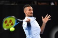 テニス、ブリスベン国際、男子シングルス決勝でリターンを打つニック・キリオス（2018年1月7日撮影）。(c)AFP/Saeed KHAN