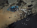ペルー・リマ北部アンコンで、海岸に漂着した原油を除去する作業員（2022年1月22日撮影）。(c)Carlos REYES / AFP