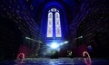 英リバプール大聖堂で行われた、アートユニット「ルクスムラリス」による光と音のインスタレーション「Space, The Universe and Everything」（2022年2月17日撮影）。(c)Paul ELLIS / AFP