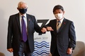 英ロンドンで始まった先進7か国（G7）外相会議に合わせて開いた2者会談であいさつを交わす欧州連合（EU）のジョセップ・ボレル欧州委員（外交安全保障上級代表、左）と茂木敏充外相（2021年5月4日撮影）。(c)JUSTIN TALLIS / POOL / AFP