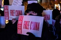 韓国ソウルで、中国で行われているデモを支持する集会を開く人々（2022年11月30日撮影）。(c)Anthony WALLACE / AFP