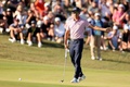 男子ゴルフの今季メジャー第3戦、全米オープン選手権3日目。11番でパットを決め、ギャラリーの声援に応えるリッキー・ファウラー（2023年6月17日撮影）。(c)Ezra Shaw/Getty Images/AFP