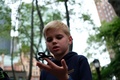 米ニューヨークの公園で、ハンドスピナーで遊ぶ子ども（2017年5月23日撮影）。(c)AFP/Jewel SAMAD