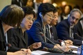 スイス・ジュネーブ（Geneva）で開幕した第66回世界保健機関年次総会（World Health Assembly）中に開催された鳥インフルエンザウイルス（H7N9型）に関する会議で話す世界保健機関（World Health Organization、WHO）のマーガレット・チャン（Margaret Chan）事務局長（左から2人目）と中国国家衛生計画出産委員会の李斌（Li Bin）主任（中央、2013年5月21日撮影）。(c)AFP/FABRICE COFFRINI