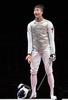 東京五輪、フェンシング男子フルーレ個人決勝でイタリアのダニエレ・ガロッツォ（写真外）を下した香港の張家朗（2021年7月26日撮影）。(c)Fabrice COFFRINI / AFP