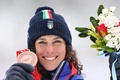 北京冬季五輪、アルペンスキー女子複合。銅メダルを手に喜ぶイタリアのフェデリカ・ブリニョネ（2022年2月17日撮影）。(c) Dimitar DILKOFF / AFP