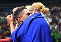 リオデジャネイロ五輪、ボクシング男子スーパーヘビー級決勝を制し、パートナーのエステル・モスリ（右）と抱き合うフランスのトニー・ヨカ（2016年8月21日撮影）。(c)AFP/Yuri CORTEZ