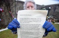 アイルランド・チュアムに設けられた、元母子生活支援施設の敷地内に埋められたとされる約800人の子どもの追悼廟を訪れた元入所者の女性が、施設から受け取ったという「謝罪文」を見せる様子（2021年1月13日撮影）。(c)Paul Faith / AFP