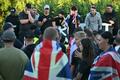 英ロンドン郊外の反移民デモ、再び「暴力的な騒乱」に 5人逮捕 英ロンドン北東のエッピング地区にあるベルホテル前で行われた反移民抗議デモの参加者(2025年7月20日撮影)。(c)JUSTIN TALLIS/AFP