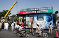 2007年10月19日に撮影された、カラチ（Karachi）の自爆攻撃が発生した際、ベナジル・ブット（Benazir Bhutto）元首相が乗っていた車両。(c)AFP/Aamir QURESHI