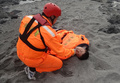 台湾沖を60時間漂流後、台東（Taitung）県の浜辺で沿岸警備隊に救出される曽連発（Tseng Lien-fa）さん（2014年1月5日撮影、同6日提供）。(c)AFP/TAIWAN COAST GUARD