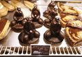 仏グラースのパティスリーで、ショーケースに並べられた「男神」と「女神」の菓子（2015年3月6日撮影）。(c)AFP/VALERY HACHE