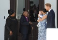 南アフリカ・ケープタウンでデズモンド・ツツ元大主教夫妻と面会する、英ヘンリー王子夫妻と長男のアーチーちゃん（2019年9月25日撮影）。(c)HENK KRUGER / POOL / AFP