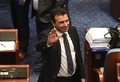 マケドニア首都スコピエの議会で、国名変更に向けた改憲が承認され報道陣に手を振るゾラン・ザエフ首相（2019年1月11日撮影）。(c) Robert ATANASOVSKI / AFP