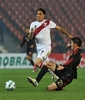 コパ・アメリカ2011（2011 Copa America）1次リーグC組、ペルー対メキシコ。メキシコのイラム・ミエル（Hiram Mier、右）のタックルを受けるペルーのパオロ・ゲレーロ（Paolo Guerrero、2011年7月8日撮影）。(c)AFP/RODRIGO ARANGUA