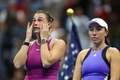 全米オープンテニス、女子シングルス決勝。表彰式で涙を見せるアリーナ・サバレンカ（左、2024年9月7日撮影）。(c)CHARLY TRIBALLEAU/AFP