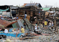 　フィリピンを直撃した台風17号（アジア名：Nesat、ネサット）による死者は、29日までに少なくとも35人に達した。45人が行方不明で、当局は今後も死者の数は増える可能性があると警告している。
　テレビ報道によると、フィリピン北部の穀倉地帯では広範囲で洪水が発生し、停電も続いているほか、道路が寸断されて孤立している。また、ルソン（Luzon）島では17万人近くが避難所にいる。
　フィリピン沖には別の暴風が発生しており、当局によると、数日中に台風となってフィリピンに上陸する恐れがある。
　一方、台風17号が近づいている香港（Hong Kong）では29日、株式市場や学校が休みとなり、交通機関も運休となった。

　写真はフィリピン・マニラ湾（Manila Bay）沿岸部で、台風17号で倒壊した住宅から使えるものを拾い集める住民ら（2011年9月28日撮影）。(c)AFP/JAY DIRECTO