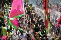 香港（Hong Kong）で行われた毎年恒例「ドラゴンボート（龍舟）フェスティバル（Dragon Boat Festival）」で、互いに水を掛け合うレース参加者ら（2014年6月2日撮影）。(c)AFP/Philippe Lopez