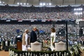インド・アーメダバード近郊のサルダール･バラブバーイー・パテル・スタジアムに到着した、ドナルド・トランプ米大統領夫妻とナレンドラ・モディ首相（2020年2月24日撮影）。(c)Money SHARMA / AFP